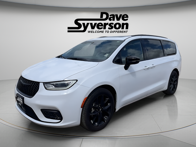 2025 Chrysler Pacifica Limited in Bright White Clearcoat — front three-quarter view
